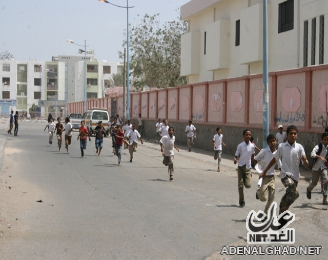 صورة نشرها موقع عدن الغد لطلاب مدرسة إبتدائية يفرون من المنطقة ا
