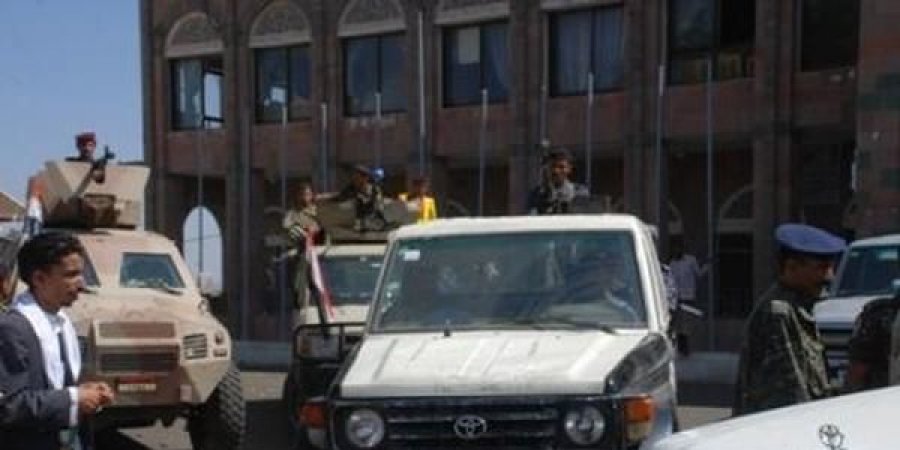 قيادة محور تعز تسلم الشرطة العسكرية أطقم وأسلحة جديدة لضبط الأمن في المحافظة