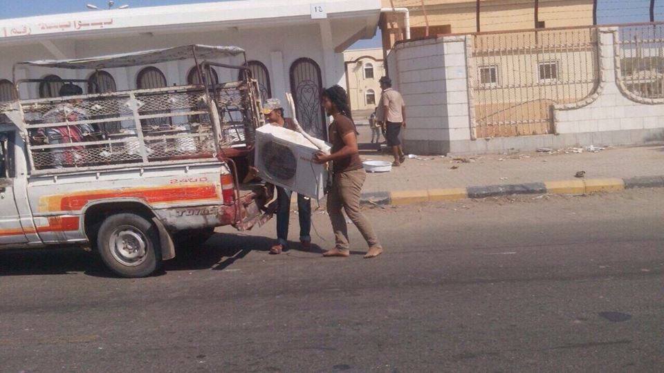 بالصور.. عمليات نهب من مواطنين لبعض محتويات القصر الجمهوري في معاشيق ‫عدن‬