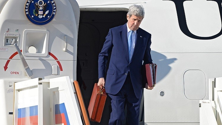 وزير الخارجية الأمريكي جون كيري أثناء هبوطه من الطائرة في موسكو 
