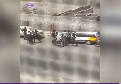 بالفيديو .. لحظة انفجار قنبلة في مجموعة شباب من عدن اثناء شجار بينهم