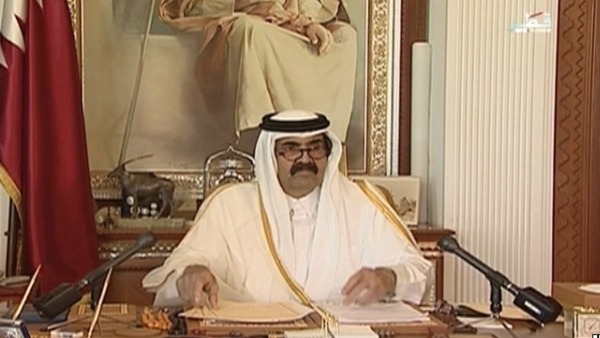 أمير قطر يعلن تنحيه بعد 18 عاماً ويسلم ابنه الحكم