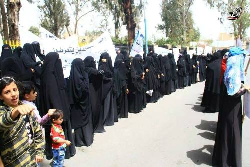 صنعاء: نساء عمران يستنكرن الصمت الحكومي عن حصار الحوثيين للمدينة