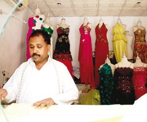 السعودية تحظر استقدام الأجانب للعمل بمحال الخياطة النسائية