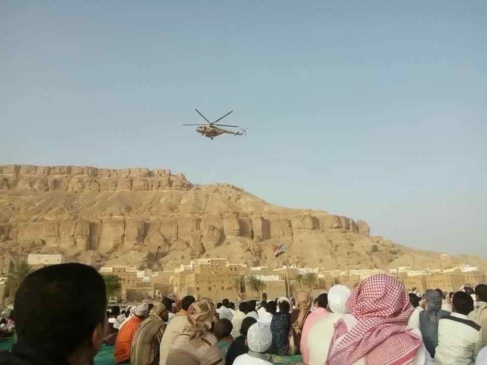  طائرات عسكرية تفاجئ أبناء حضرموت صبيحة العيد بإلقاء بالونات وهدايا (صور)