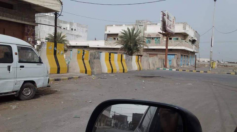 مليشيات الحوثي تغلق الشوارع والطرق المؤدية لميناء الحديدة بخرسانات أسمنتية
