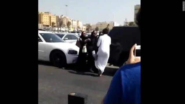 موجة استنكار على تويتر لحادثة تحرش شباب بفتيات في الشارع بالسعودية