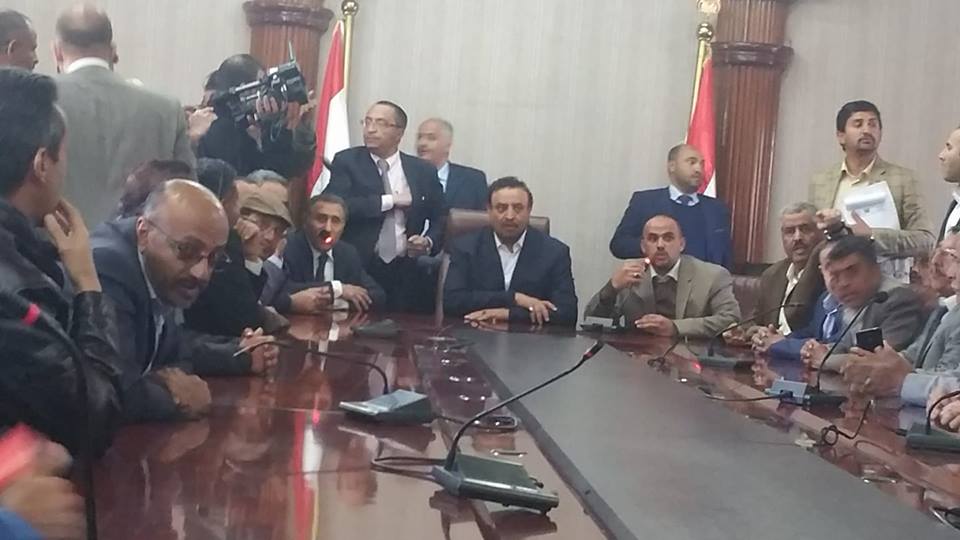 الحوثيون يلزمون موظفي أمانة العاصمة بحضور دورات ثقافية طائفية ومحاضرات للسيد في اماكن سرية