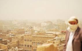 موجة غبار تجتاح مناطق واسعة في اليمن وتحذير رسمي للسكان