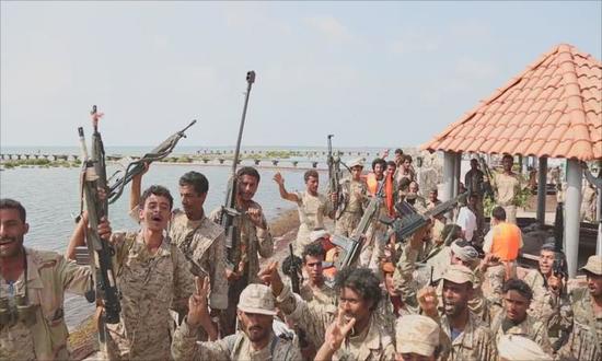 شاهد ماوجدته قوات الجيش في أحد المنازل بعد فرار الحوثيين بمنطقة ميدي (فيديو)