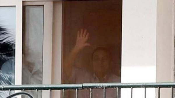 مصر : حسني مبارك يظهر ملوحاً لأنصاره لأول مرة من نافذة غرفته (فيديو)