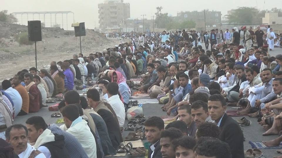الألاف من جنود الجيش والمواطنين يؤدون صلاة العيد وسط مدينة مأرب بحضور المقدشي (صور)