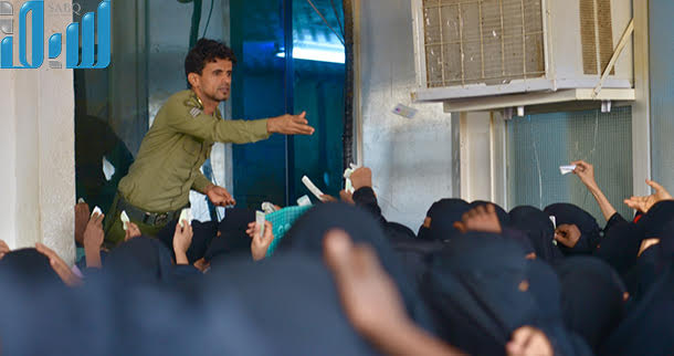 شاهد بالصور.. تزاحم آلاف اليمنيين في جازان أمام الجوازات لتصحيح أوضاعهم