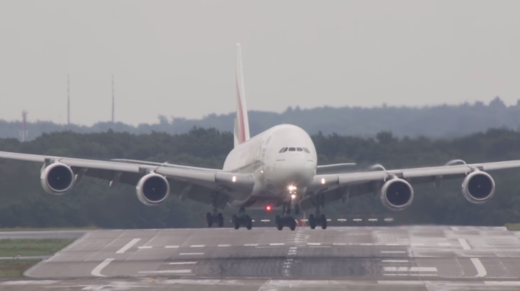 بالفيديو: هبوط أضخم طائرة في العالم في ظروف الريح الجانبية القوية 