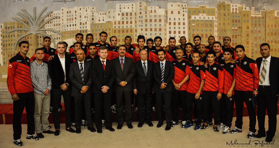 رئيس الوزراء يهنئ المنتخب الوطني لكرة القدم ويشيد بمساندة الجمهور اليمني للأخضر السعودي
