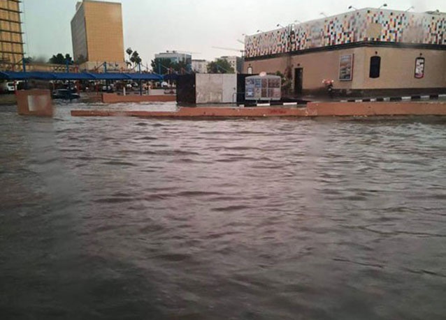 بالصور: أمطار غزيرة تعرقل حركة السير في قطر والسعودية