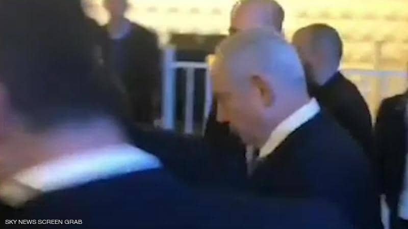 شاهد.. فرار نتنياهو وزوجته سارة من صاروخ فلسطيني (فيديو)