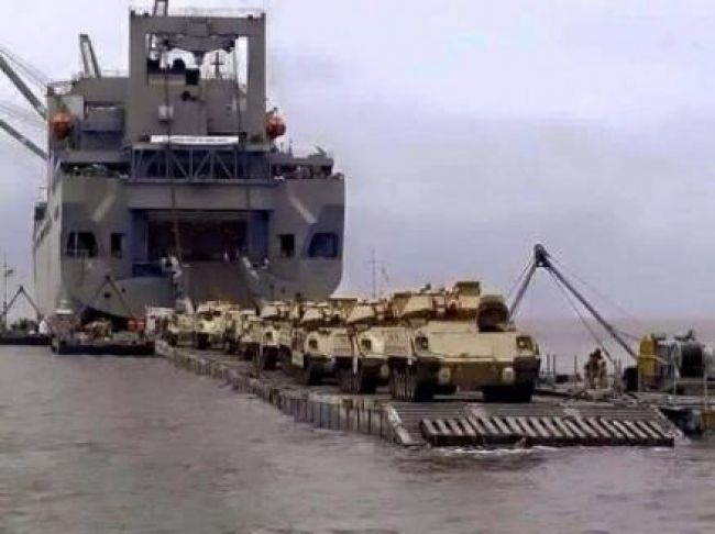 إنزال بحري لدبابات ومعدات عسكرية ضخمة على شاطئ البحر الأحمر غربي اليمن ..تفاصيل