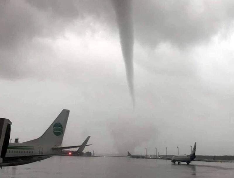 شاهد.. إعصار شديد يقتلع السيارات والطيارات من مكانها في مطار أنطاليا الدولي في تركيا