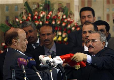 الرئيس اليمني الجديد يتسلم العلم اليمني من سلفه الرئيس السابق في