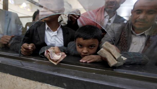 مصارف عالمية تطوّق اليمنيين وتغلق حساباتهم في الخارج