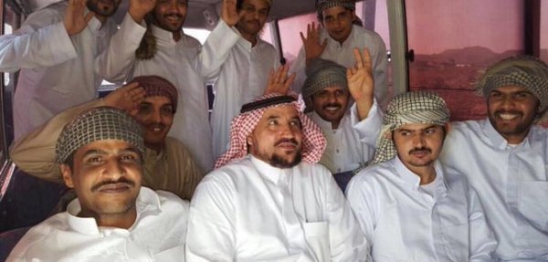 أول صورة للأسرى السعوديين الـ 9 لدة جماعة الحوثي بعد اطلاق سراحه
