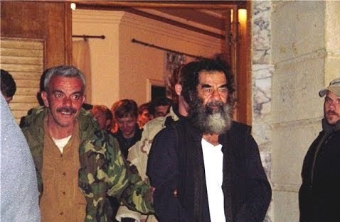 المزيد من أسرار اعتقال صدام حسين بالوقائع والأسماء .. ومدى صحة تعرضه للضرب