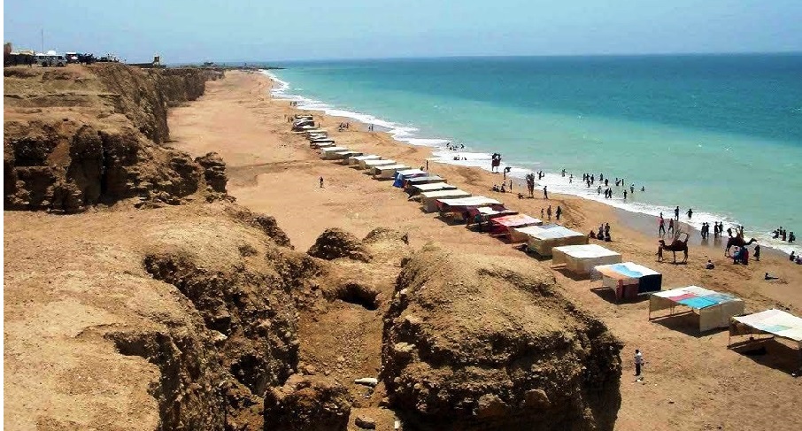الشاطئ حيث غرق السعوديون الثلاثة ليلاً