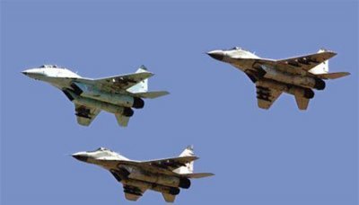 وزارة الدفاع اليمنية تعلن أن سقوط طائرة كانت تقل مدربين سوريين ناجم عن خطأ الطيار