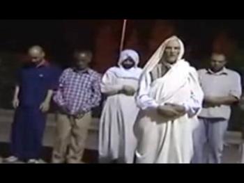 فيديو غسل وتكفين والصلاة على جثمان القذافي ونجله المعتصم قبل دفن
