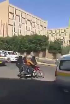 شاهد بالفيديو .. 3 فتيات على متن دراجة نارية بشوارع صنعاء