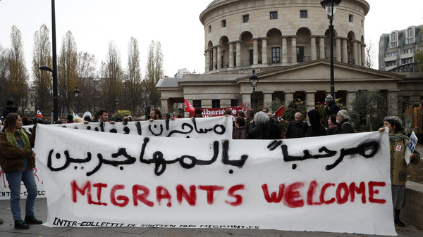 بالصور.. فرنسيون يرحبون باللاجئين والمهاجرين ورفض عزلهم