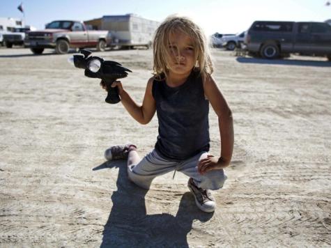 طفل يحمل مسدس ليزر (رويترز)
