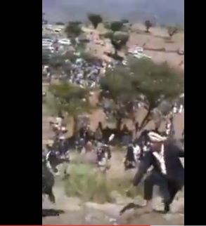 الفزع والرعب يخيم على المئات من مشيعي جنازة قيادي حوثي بإب بسبب تحليق الطيران (شاهد فيديو)