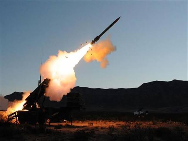 الحوثيون يزعمون استهداف السعودية بصاروخ وإيقاع عدد كبير من القتلى 