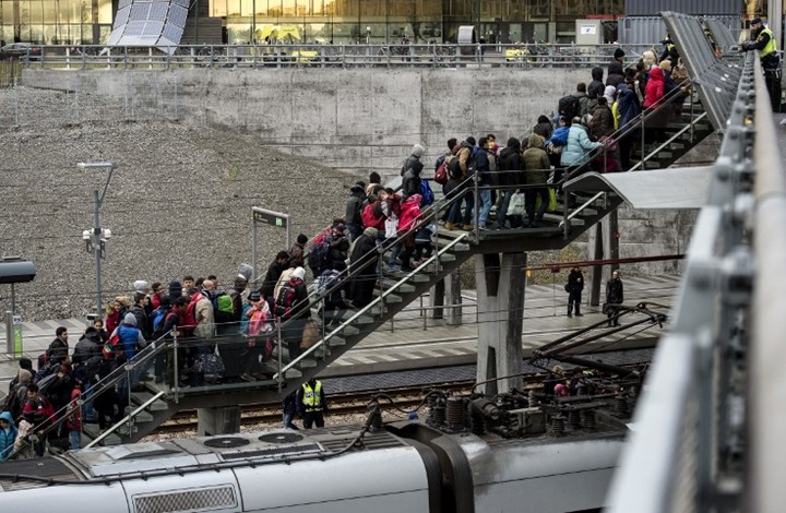 السويد تطرد 400 ألف طالب لجوء