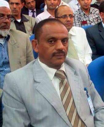 رئيس قسم الهندسة بجامعة ذمار يتحوّل إلى بائع متجول «للشام» في زمن الحوثيين (صورة)
