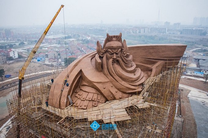 الصين تبني أضخم تمثال لإله الحرب «كوان يو».. تعرَّف عليه بالصور