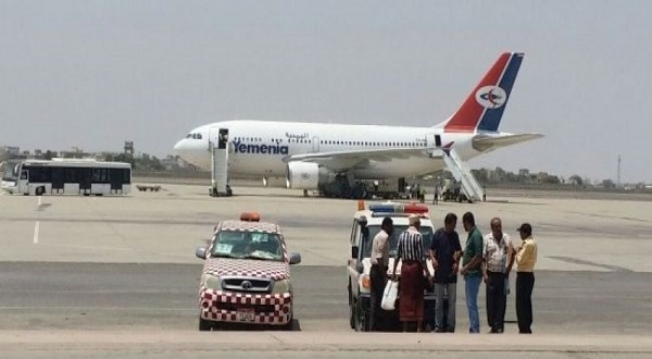 حكومة «بن دغر» تعد العالقين بطائرات مستأجرة بدلاً عن اليمنية