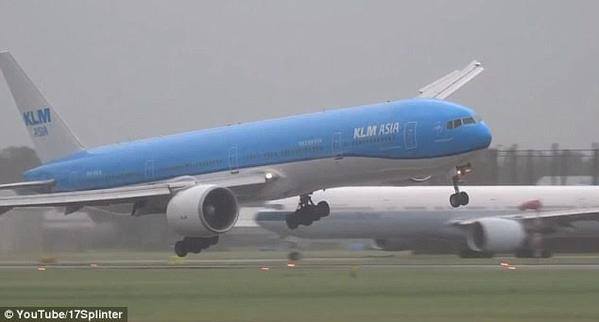 بالفيديو .. هبوط طائرة هولندية بأعجوبة وسط العواصف