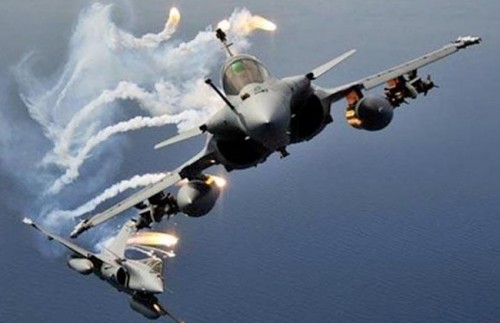 طيران حربي يشن غارات مباغتة على هذا الهدف في عدن