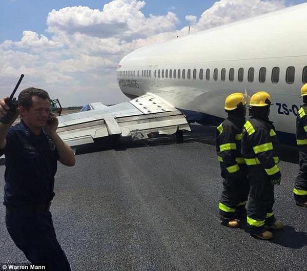 طائرة تهبط من دون عجلات وتنجو من كارثة في جنوب إفريقيا
