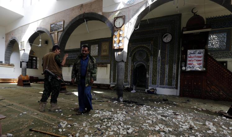 آثار تفجيرات استهدفت مسجد وسط العاصمة صنعاء (ارشيف 2015)