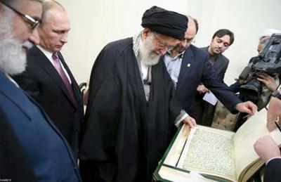 مخطوطة القرآن التي أهداها بوتين لخامنئي ليست أصلية