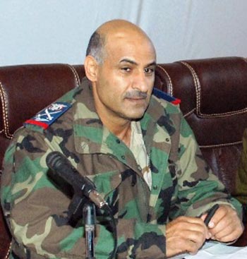 محمد صالح الأحمر قائد ا لقوات الجوية السابق يهدد بإسقاط إي طائرة