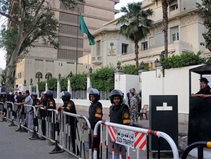 السعودية تغلق سفارتها في مصر إثر محاولة اقتحامها