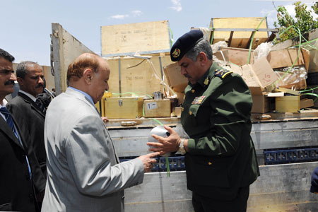 الرئيس هادي ووزير الداخلية يطلعون على معدات مضبوطة تستخدم لصناعة مدافع الهاون
