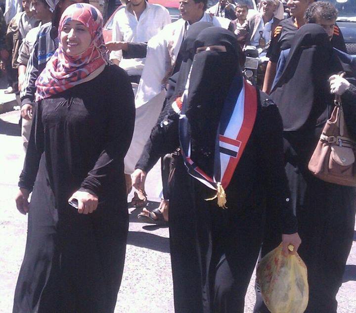 نورا الجروي رئيس حملة إنقاذ لإسقاط حكومة الوفاق في أحد المسيرات 