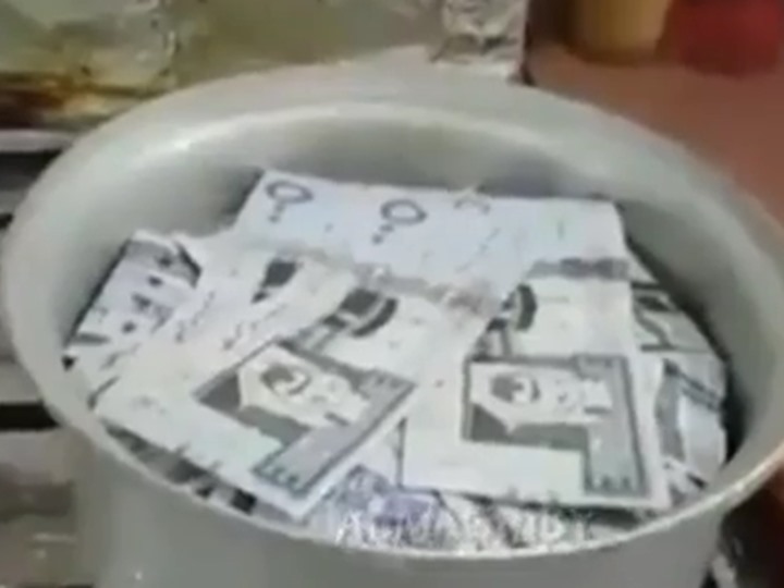 بالفيديو.. شاب سعودي ثري يطبخ أمواله على شكل كبسة يثير اسْتِياء واسع