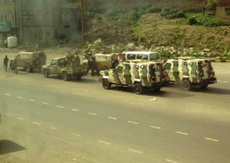 عربات عسكرية تابعة لوحدات من الجيش اليمني موالي لصالح